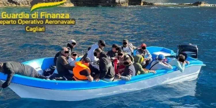 Barca con 18 migranti si incaglia nel sud Sardegna