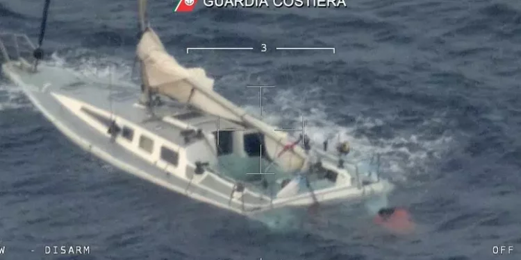 Barca di migranti si capovolge al largo della Calabria, 50 dispersi