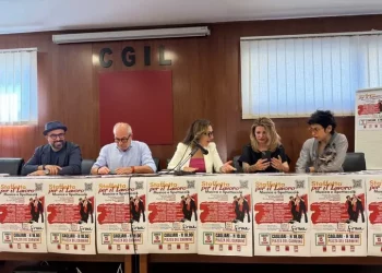 Cinque ore di spettacolo a Cagliari per firme sul lavoro