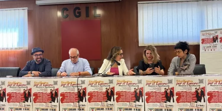 Cinque ore di spettacolo a Cagliari per firme sul lavoro