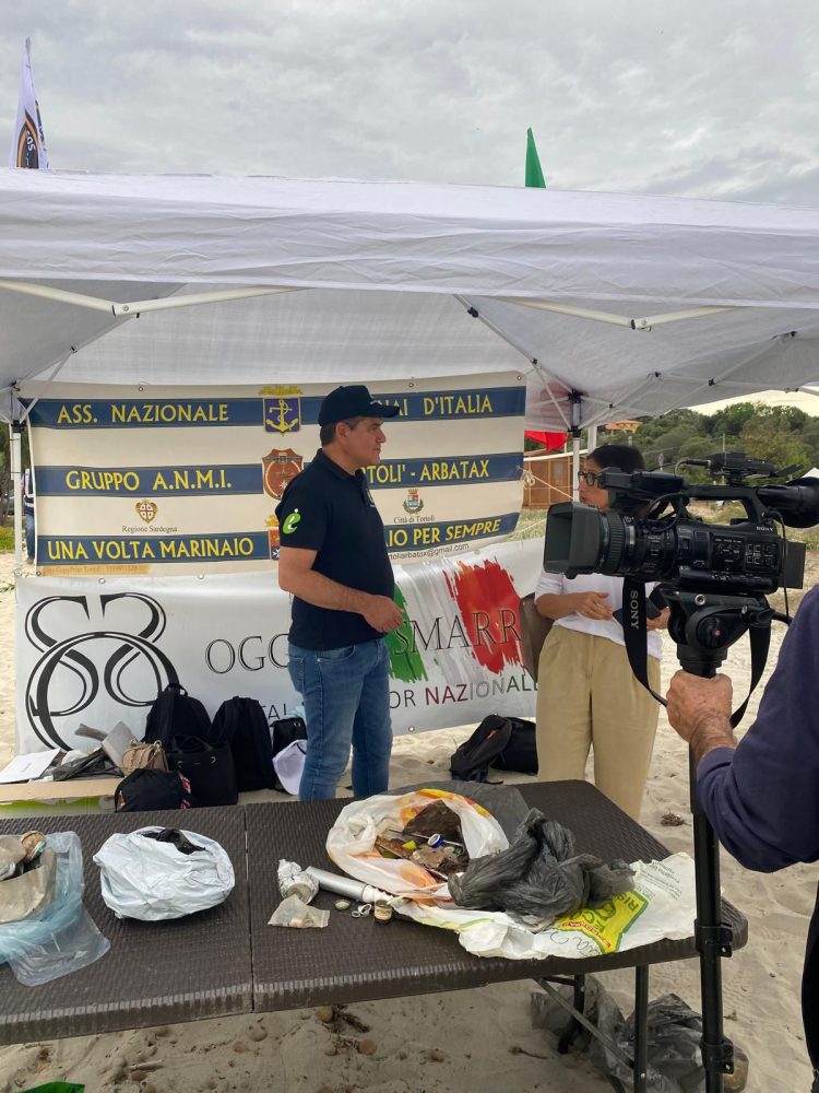 Studenti e studentesse coinvolti in una campagna di sensibilizzazione all’igiene urbana a Tortolì