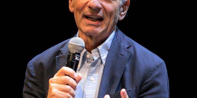 Lunedì 1 e martedì 2 luglio il giornalista Enrico Franceschini sarà in Sardegna per presentare il suo nuovo libro “La mossa giusta”