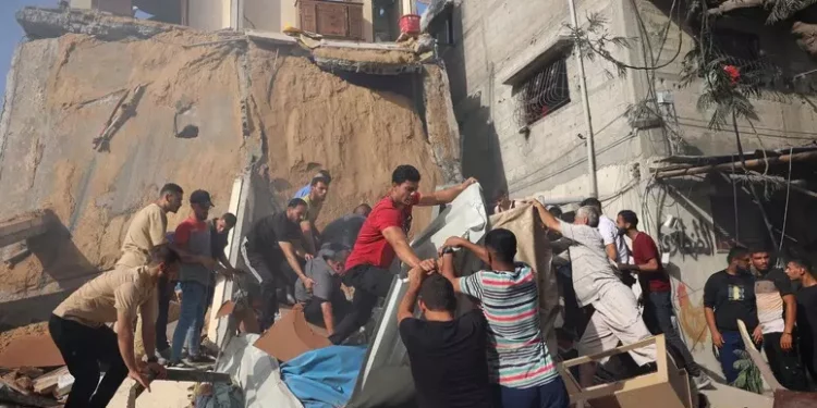 Il regime israeliano bombarda Gaza e Rafah, sette morti