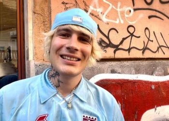 Il Tre gira videoclip a Trastevere, bagno di folla e fan impazziti