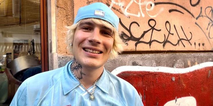 Il Tre gira videoclip a Trastevere, bagno di folla e fan impazziti