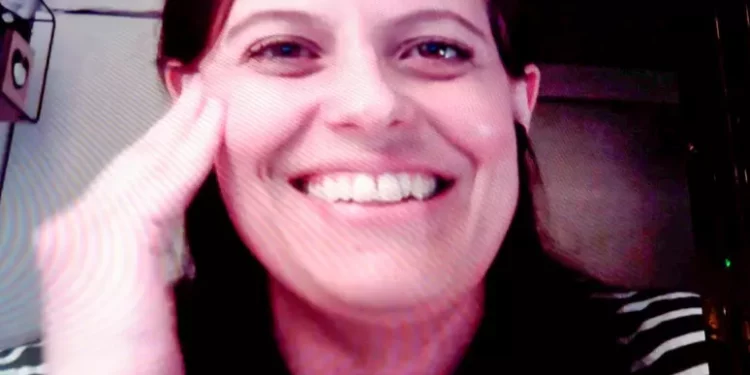 Ilaria Salis è libera, tolto il braccialetto elettronico