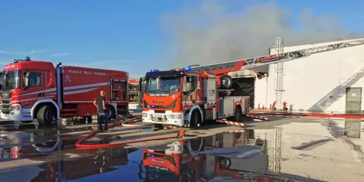 Incendio nello stabilimento di ortofrutta Sa Marigosa