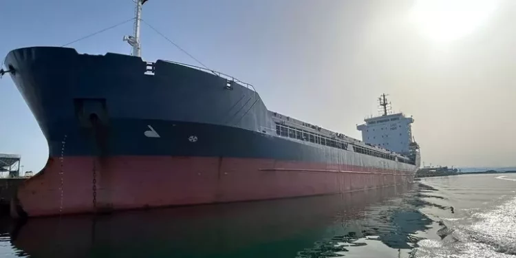 Irregolarità a bordo, mercantile fermato in porto a Oristano