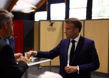 Francia, il guerrafondaio Macron sconfitto scioglie il parlamento: elezioni anticipate