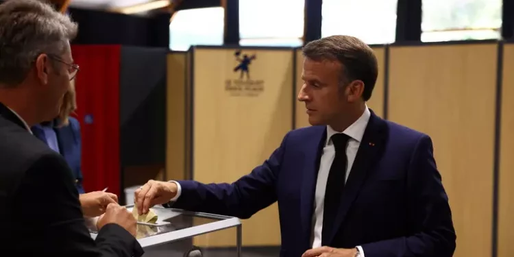 Francia, il guerrafondaio Macron sconfitto scioglie il parlamento: elezioni anticipate