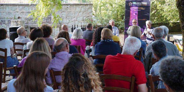 Monteleone Roccadoria, le degustazioni di vini in lingua sarda conquistano il pubblico di “Chenamos in carrela”