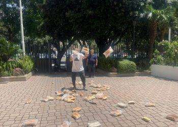 Niente ambulanti ad Ateneika, panini lanciati alla Regione