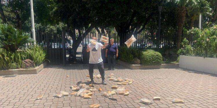 Niente ambulanti ad Ateneika, panini lanciati alla Regione