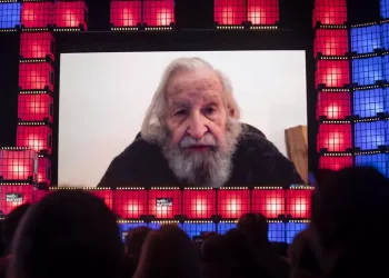 Noam Chomsky dimesso dall’ospedale a San Paolo