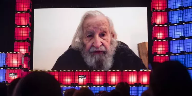 Noam Chomsky dimesso dall’ospedale a San Paolo