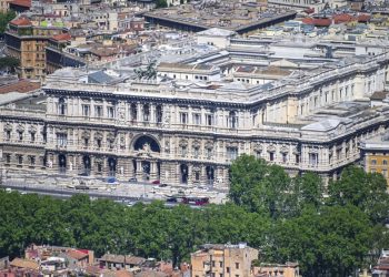 Satira, Cassazione: «Va valutato il contesto e può sottrarsi all’obbligo di riferire fatti veri»