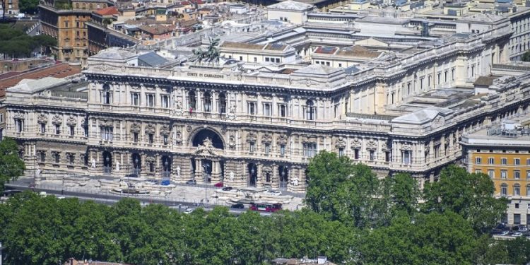 Satira, Cassazione: «Va valutato il contesto e può sottrarsi all’obbligo di riferire fatti veri»