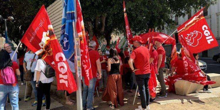 Sciopero mense, lavoratori in piazza a Cagliari e Sassari