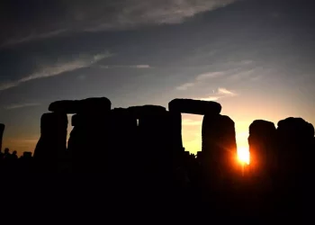 Ecoattivisti spruzzano vernice contro sito Stonehenge, 2 arresti