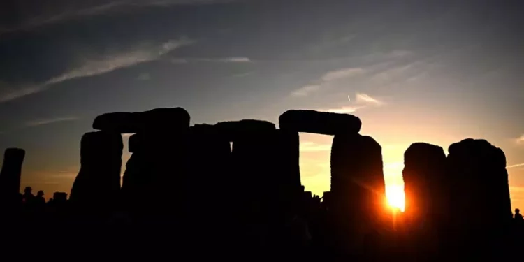 Ecoattivisti spruzzano vernice contro sito Stonehenge, 2 arresti