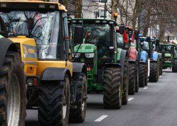 Petardi a corteo trattori a Bruxelles, ‘no a von der Leyen’