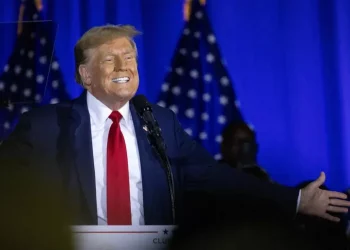 Trump attacca ancora Zelensky: “Grande venditore. Ogni volta che viene qui va via con 60 miliardi”