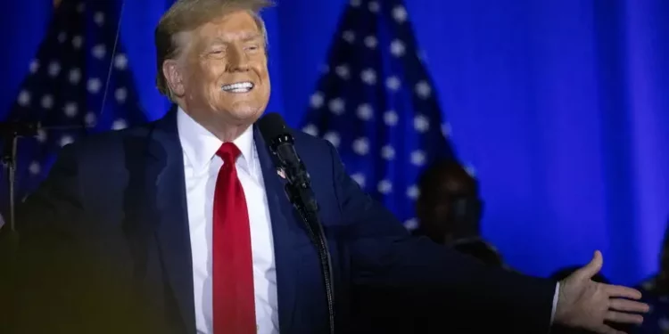 Trump attacca ancora Zelensky: “Grande venditore. Ogni volta che viene qui va via con 60 miliardi”