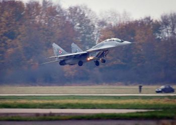 Ucraina, raid russi nella notte: la Polonia schiera i suoi caccia e provoca la Russia