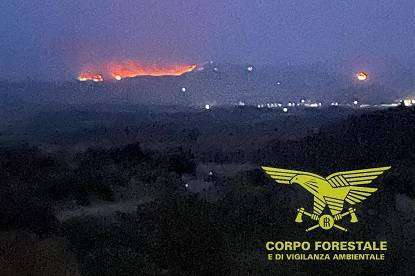 Guasila brucia ancora: fronte di 2 km, due elicotteri e un canadair in volo