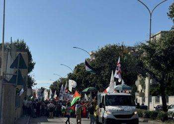 Antimilitaristi sfilano a Cagliari, in migliaia per chiedere stop esercitazioni e servitù