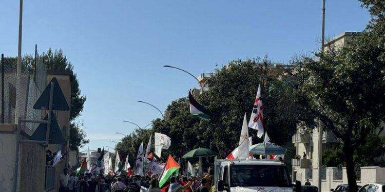 Antimilitaristi sfilano a Cagliari, in migliaia per chiedere stop esercitazioni e servitù