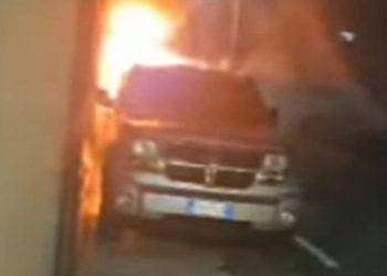 Merate, data alle fiamme l’auto di una giornalista. La solidarietà dell’Alg