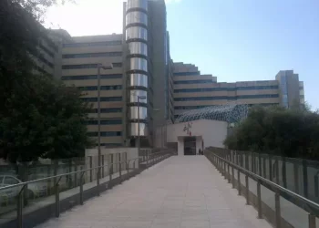 Perde controllo dell’auto e finisce fuori strada, muore 22enne