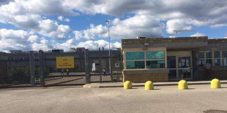 Servizio 118 ridotto al 50% in carcere Uta, è polemica