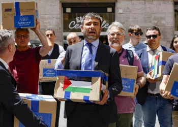 Di Battista in Senato con le firme pro Palestina, governo pavido