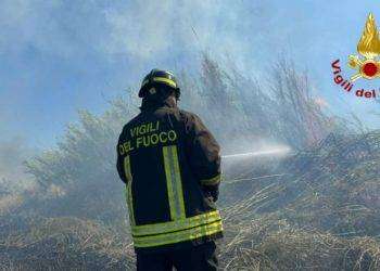 Vasto incendio a Siamaggiore, in azione anche un canadair