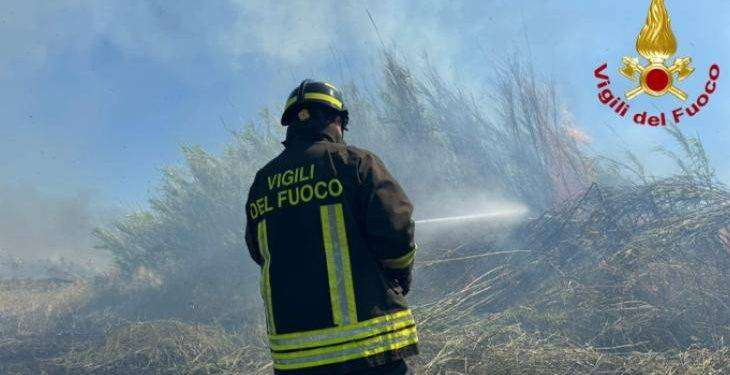 Vasto incendio a Siamaggiore, in azione anche un canadair