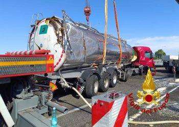 Autocisterna si ribalta sulla 131: due feriti e strada bloccata