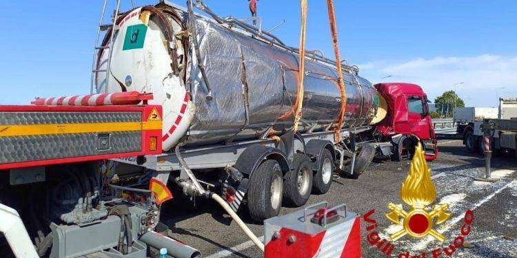 Autocisterna si ribalta sulla 131: due feriti e strada bloccata