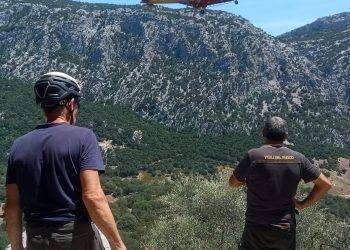 Oliena, scala un monte e un masso gli cade sulla schiena: una donna ferita