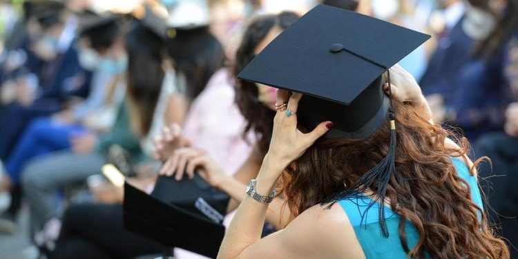 Neolaureati sempre meno disposti ad accettare stipendio da 1.250 euro al mese