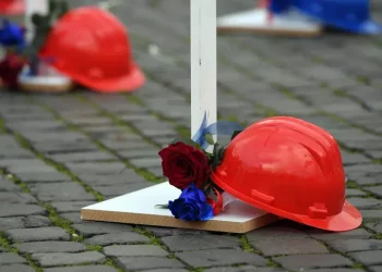 Diciottenne al lavoro muore schiacciato da un mezzo agricolo