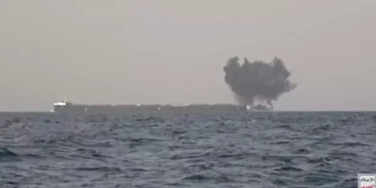 Nave mercantile danneggiata da un drone nel Mar Rosso