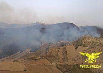 Fiamme a Guasila e San Vito spente da elicotteri e Canadair: 14 incendi nelle ultime ore