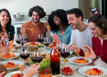 Pasta ‘fuori orario’ per 2 giovani su 3, vince quella al pomodoro
