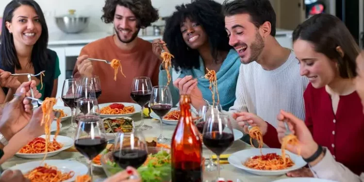 Pasta ‘fuori orario’ per 2 giovani su 3, vince quella al pomodoro
