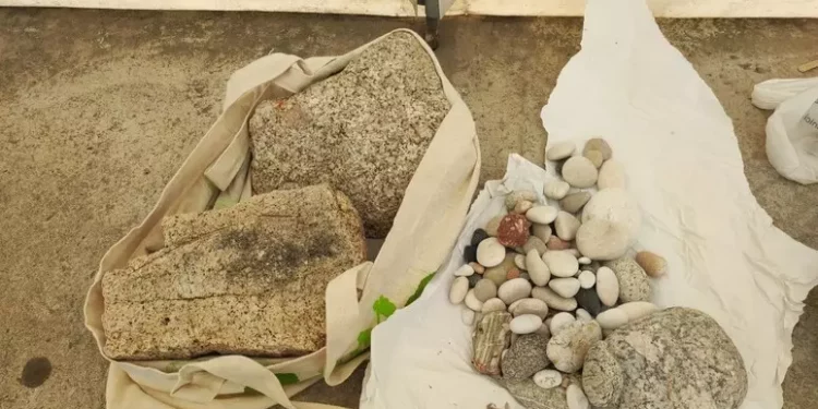 Pietre ‘rubate’ a S.Teodoro in valigia, turisti fermati a Olbia