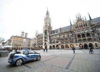 Sparatoria a Monaco di Baviera, un morto, caccia all’uomo