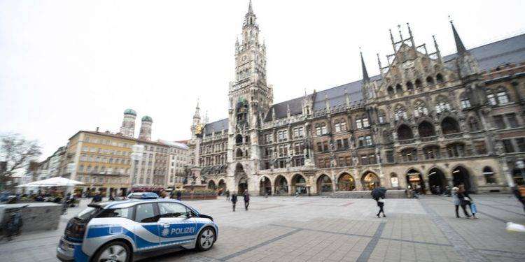 Sparatoria a Monaco di Baviera, un morto, caccia all’uomo