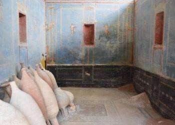 Pompei, scavi nella Regio IX rivelano un sacrario con pareti blu
